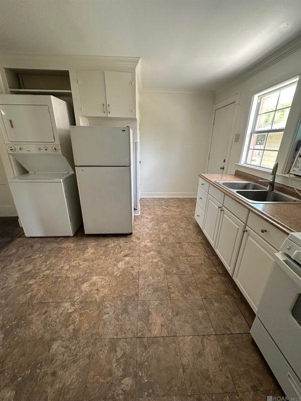 110 Pine St - Photo 6 of 10