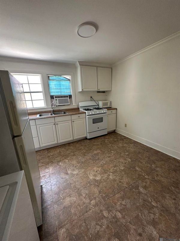 110 Pine St - Photo 7 of 10