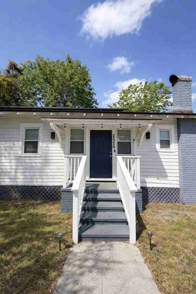 2526 Phyllis St - Photo 2 of 11