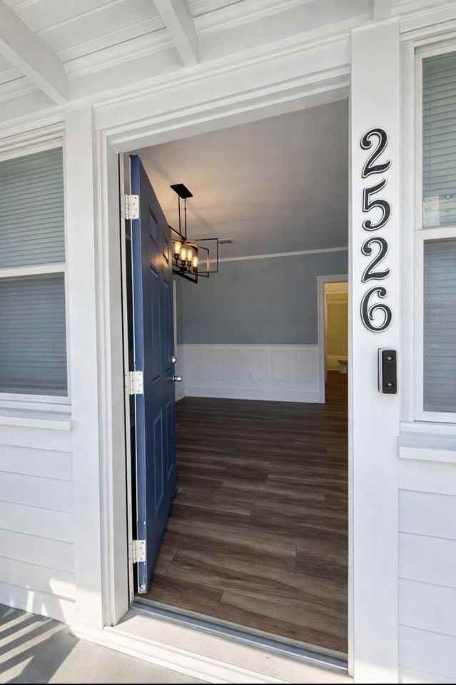 2526 Phyllis St - Photo 3 of 11