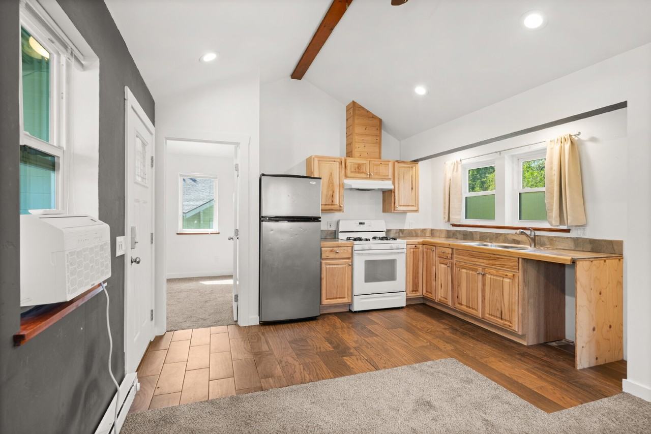 393 N Laurel St - Photo 4 of 21