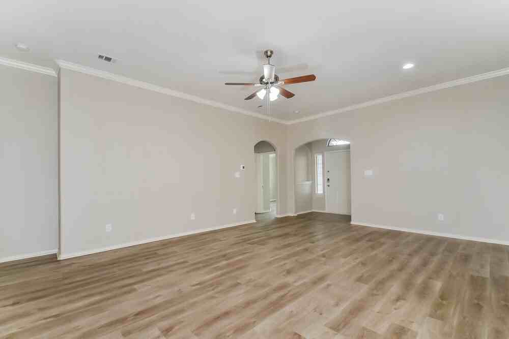 109 Magnolia St - Photo 7 of 19