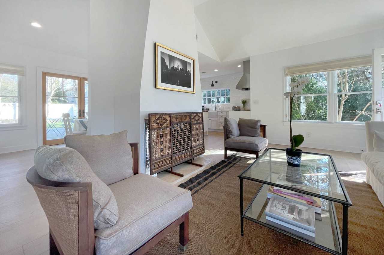 139 Herrick Rd - Photo 6 of 14