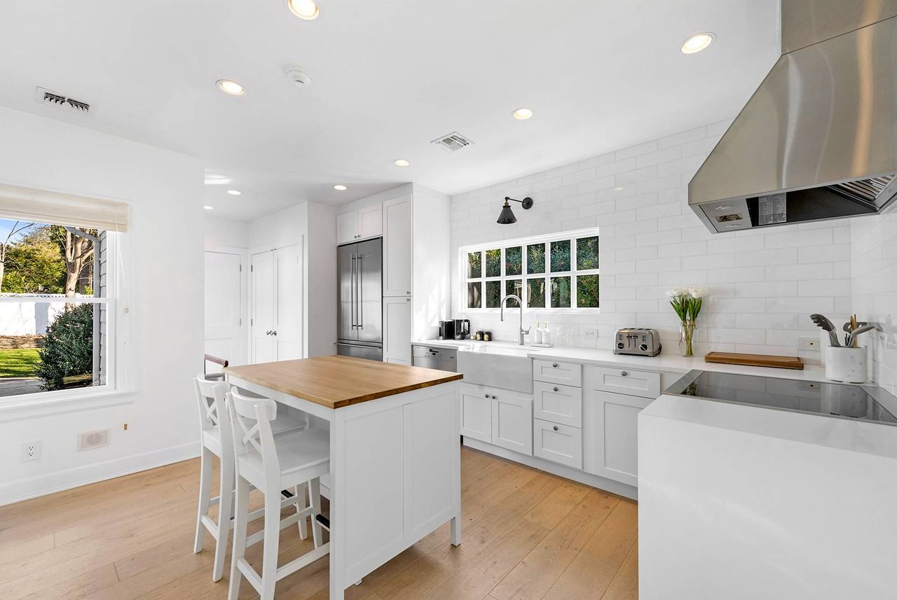 139 Herrick Rd - Photo 7 of 14