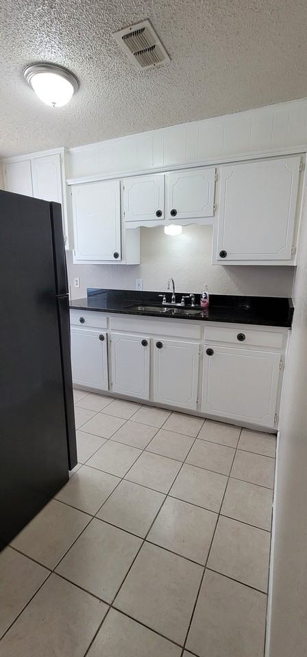 728 N Main St - Photo 6 of 13