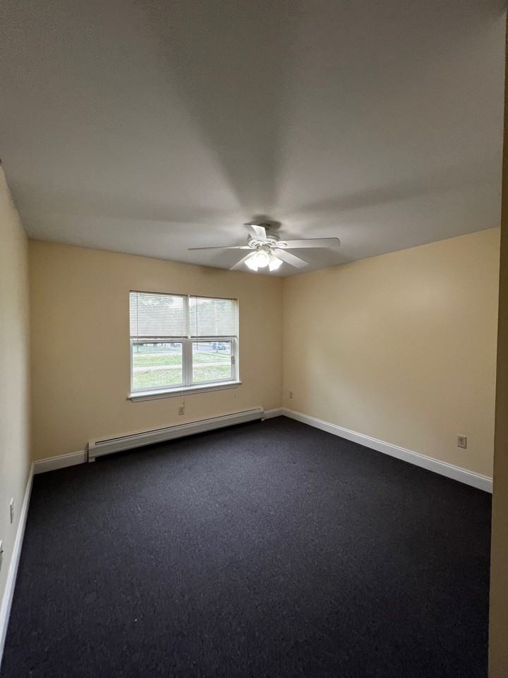 235 Pearl St - Photo 6 of 10