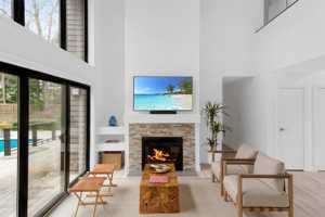 featured image of 10 Harvest Ln