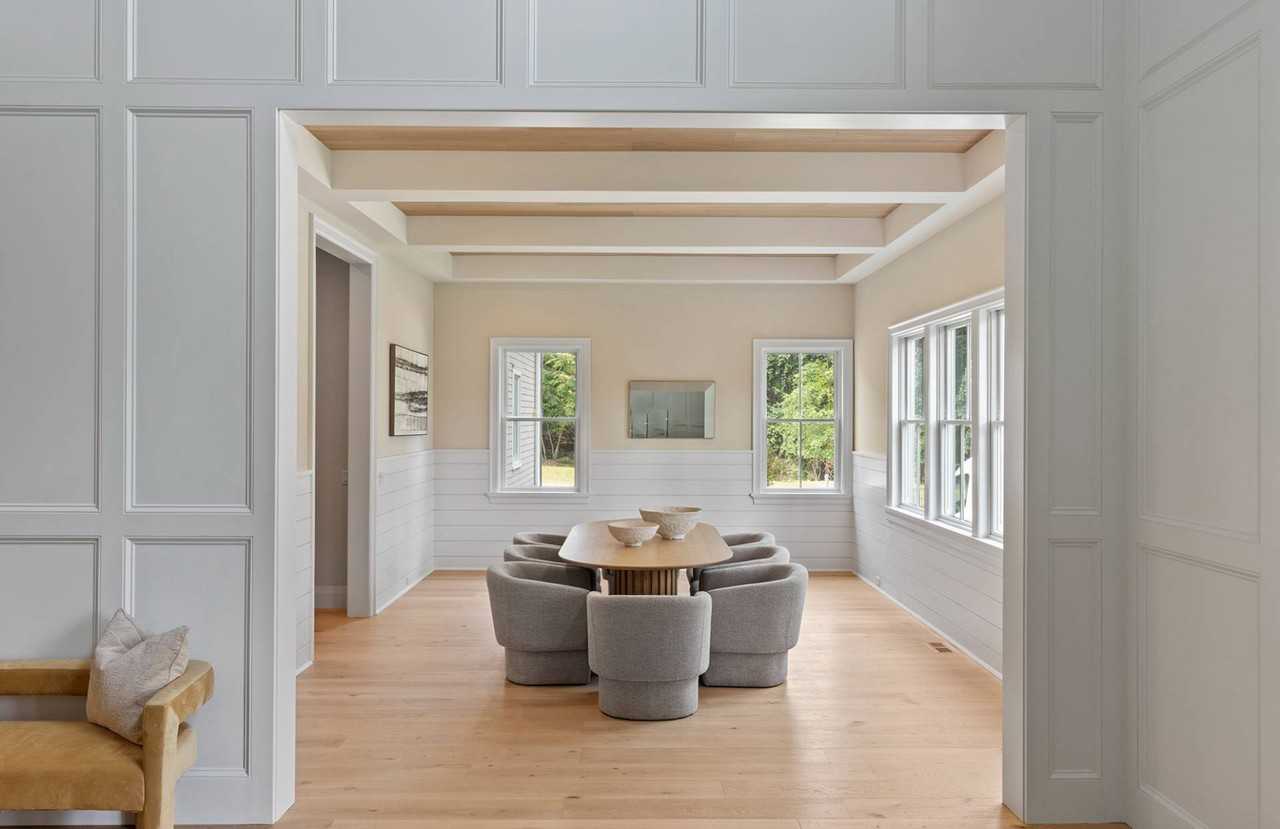 2524 Noyack Rd - Photo 7 of 30