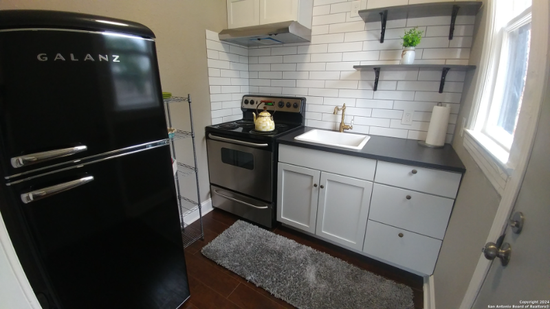 209 E Rosewood Ave #4 - Photo 4 of 11