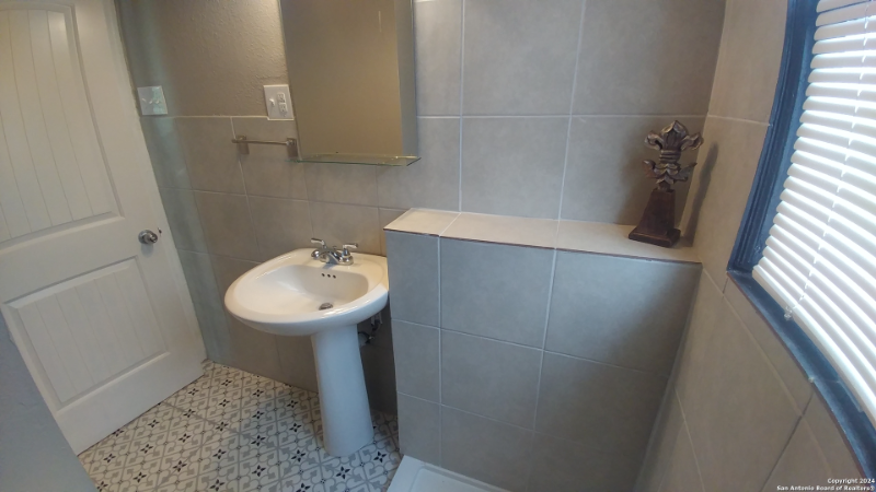 209 E Rosewood Ave #4 - Photo 7 of 11