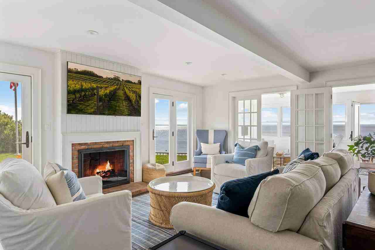 6340 Peconic Bay Blvd - Photo 4 of 20