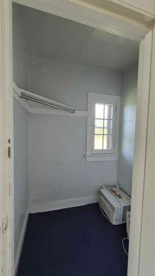 300 Oxford Ave #4 - Photo 5 of 19