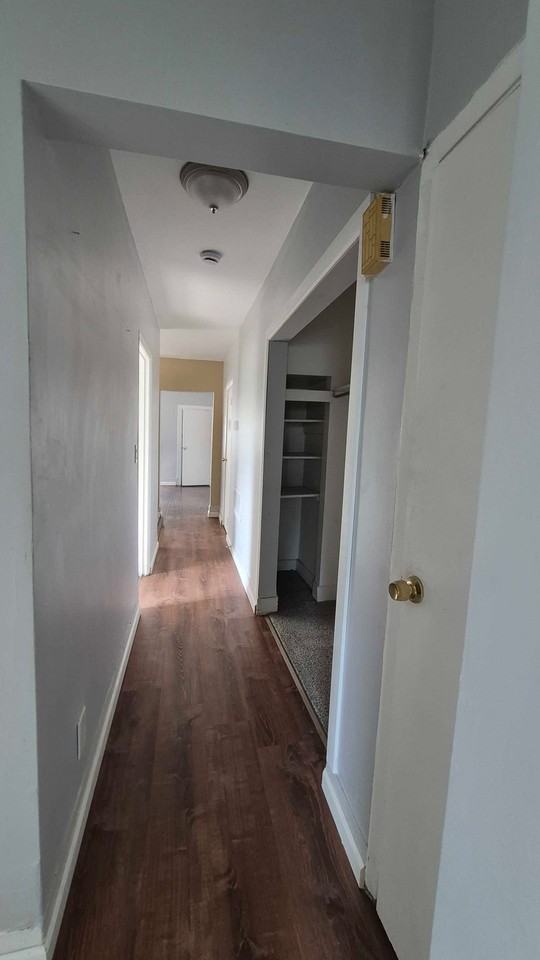 300 Oxford Ave #4 - Photo 6 of 19