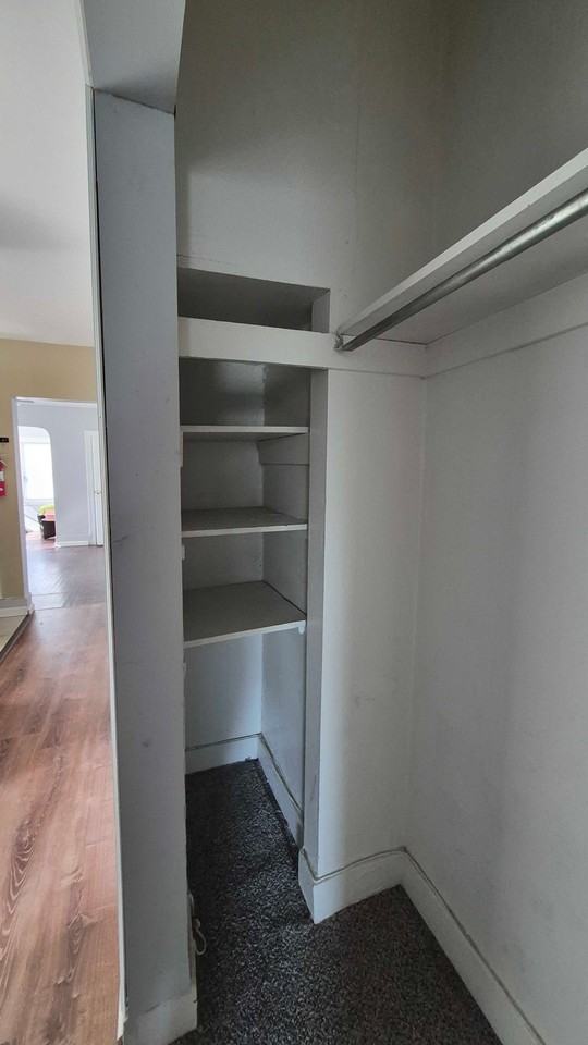 300 Oxford Ave #4 - Photo 7 of 19