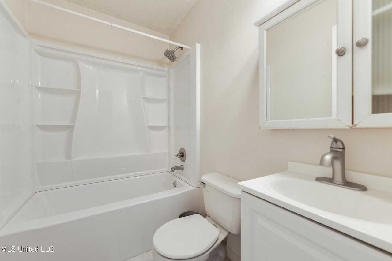 2 Sandalwood Ct #NA - Photo 2 of 6