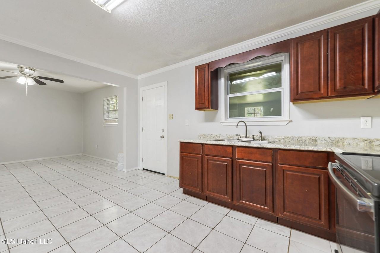 2 Sandalwood Ct #NA - Photo 3 of 6