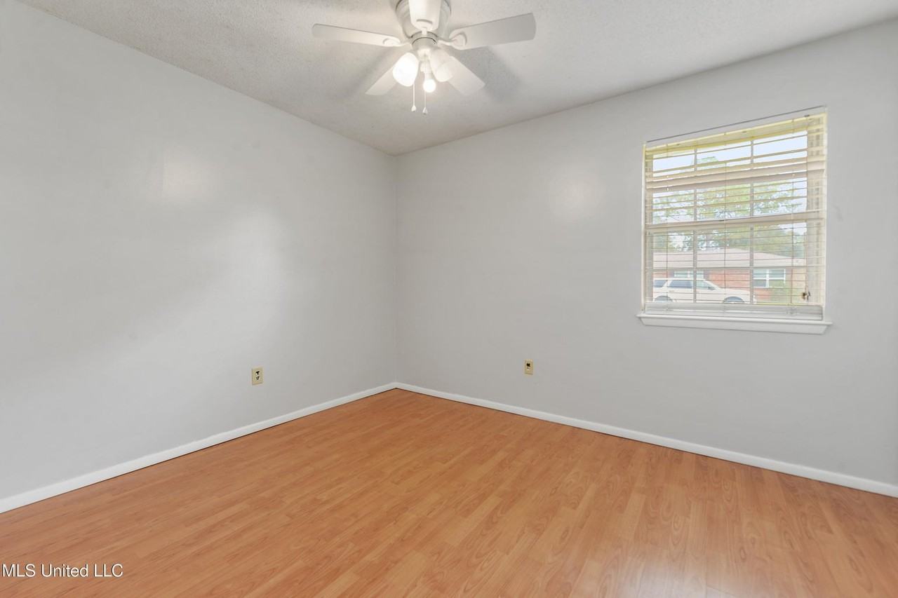 2 Sandalwood Ct #NA - Photo 4 of 6