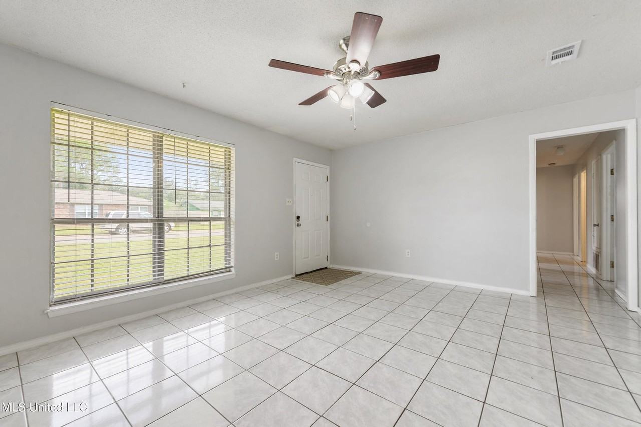 2 Sandalwood Ct #NA - Photo 5 of 6