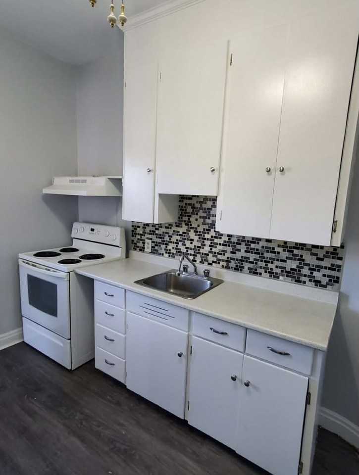 142 King St E - Photo 3 of 5