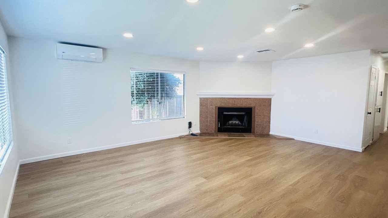 2811 E 11th St - Photo 2 of 14