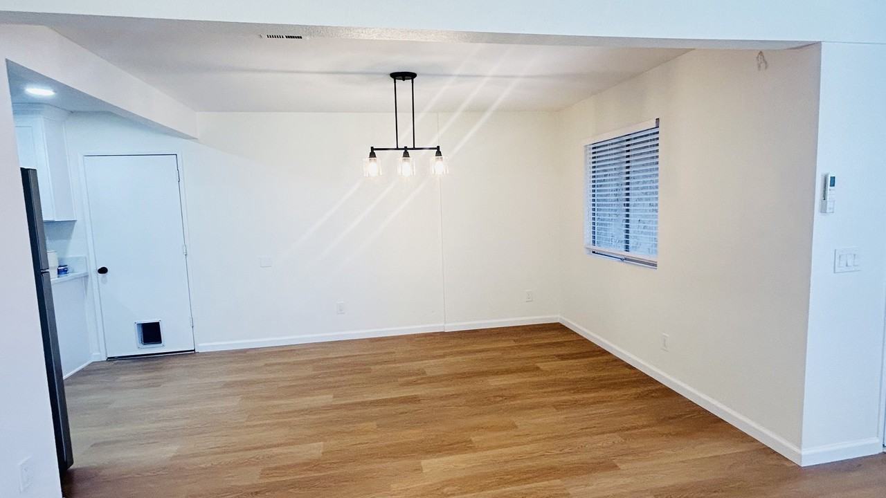 2811 E 11th St - Photo 3 of 14