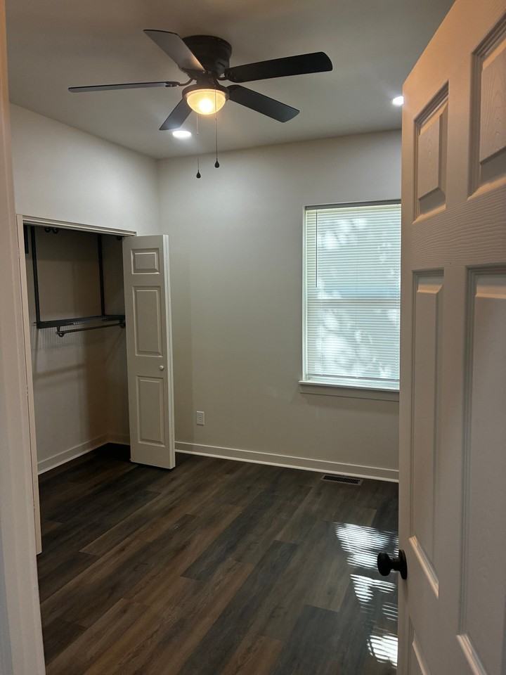 824 W 29th St - Photo 5 of 12