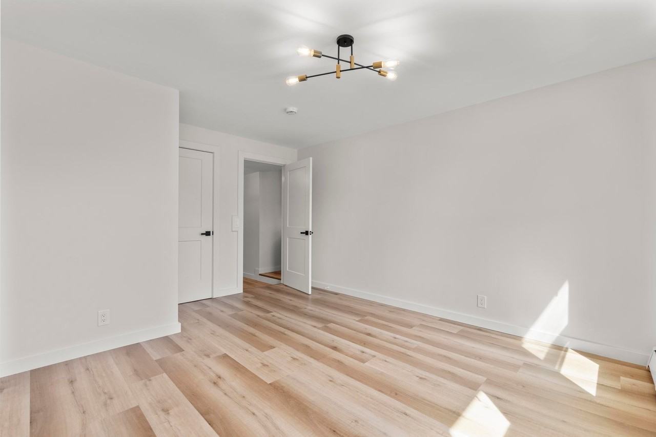 431 411 #16 - Photo 3 of 17