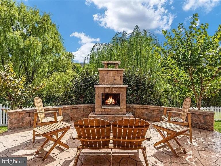 109 Starburst St - Photo 2 of 10