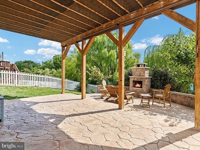 109 Starburst St - Photo 3 of 10