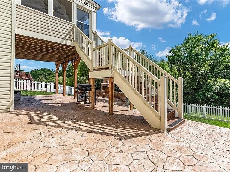 109 Starburst St - Photo 4 of 10