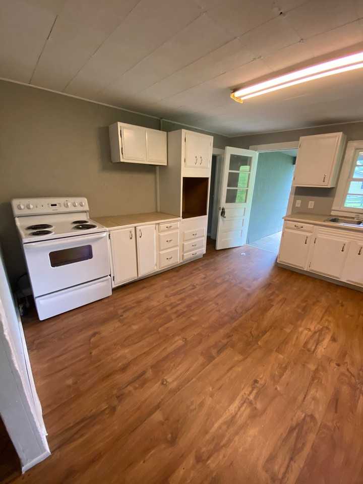 126 Lakeview Dr - Photo 3 of 9