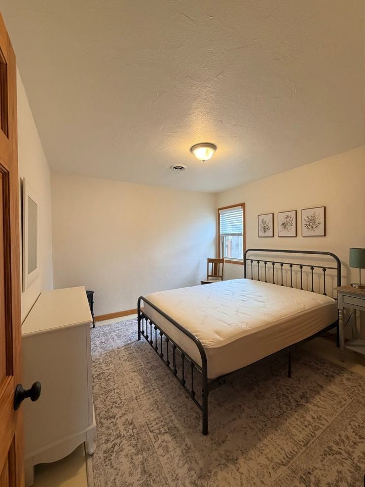 405 S 12th St #B - Photo 2 of 8