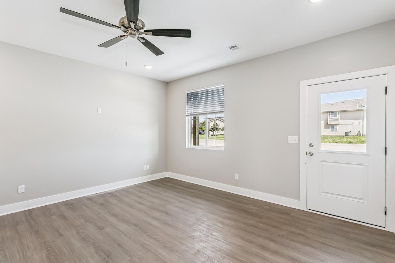 105 Meadowbrook Dr - Photo 2 of 16