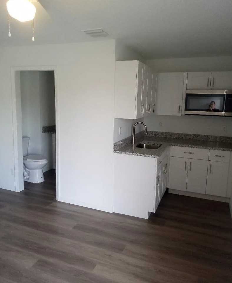 986 Sw College Park Rd - Photo 3 of 9