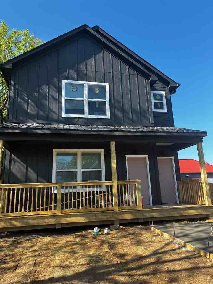 826 W 29th St - Photo 2 of 11