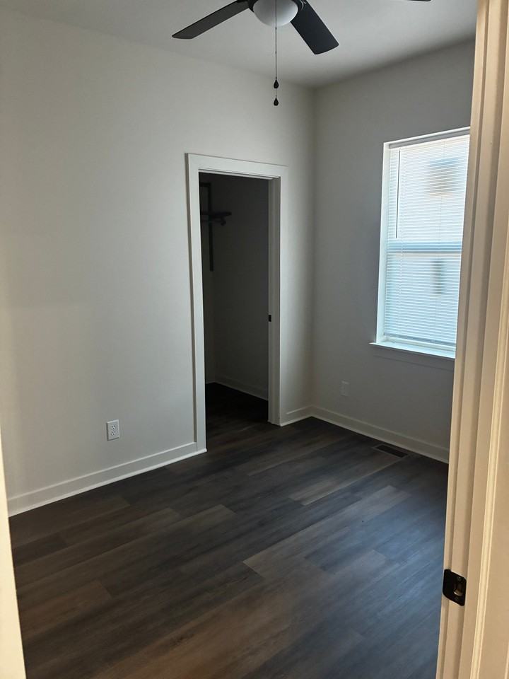 826 W 29th St - Photo 6 of 11