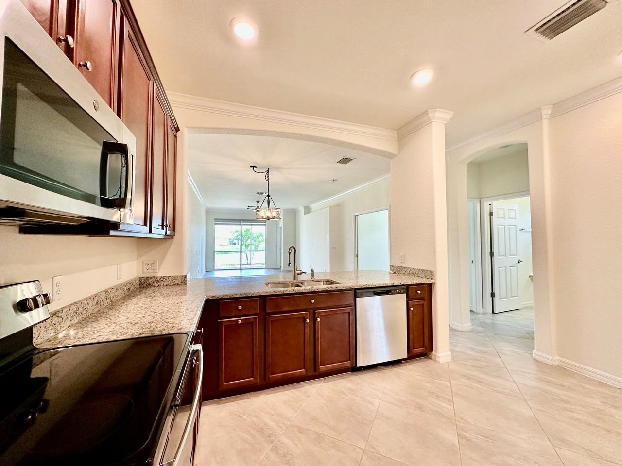 1823 Alameda Dr - Photo 3 of 20