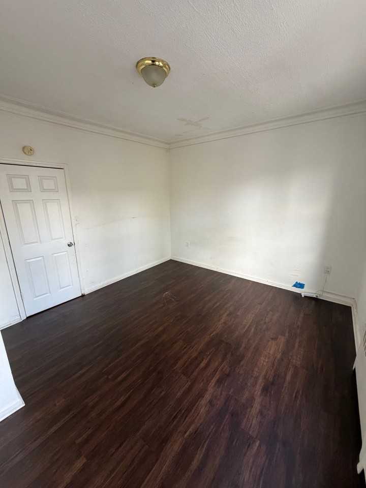 1576 Leslie St #2R - Photo 4 of 6