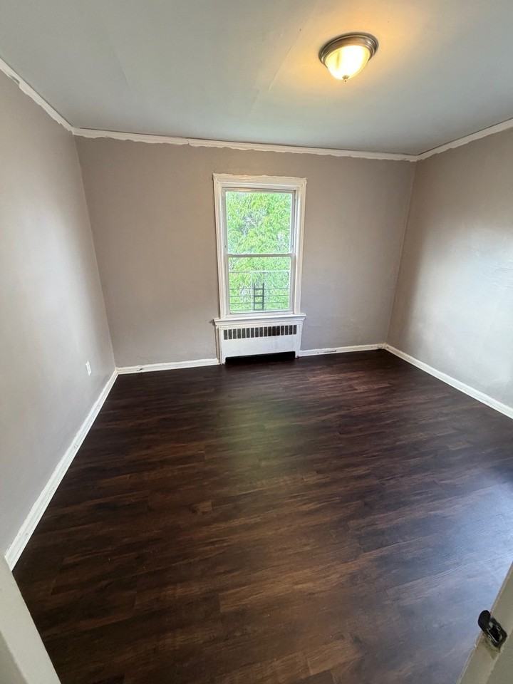 1576 Leslie St #2R - Photo 5 of 6