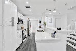 833 Nw 81St Avenue Ave - Photo 2 of 11