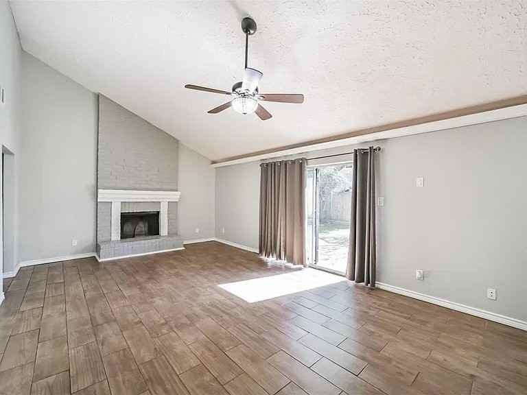 22203 Fincastle Dr - Photo 3 of 10