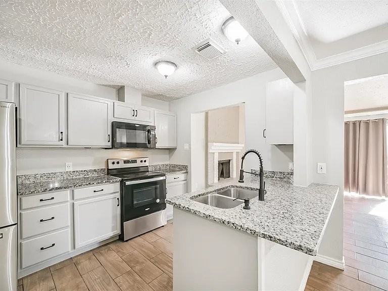 22203 Fincastle Dr - Photo 4 of 10