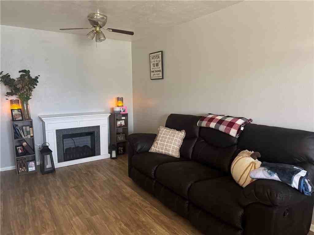 529 W Ragland Ave - Photo 4 of 11