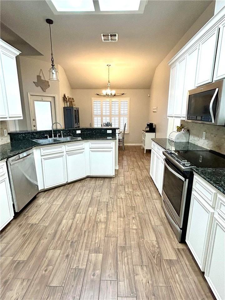 7005 Vineyard Dr - Photo 2 of 40