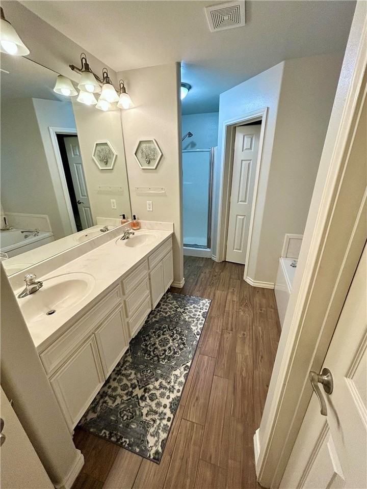 7005 Vineyard Dr - Photo 4 of 40