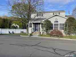 featured image of 31 Ledge Ave #2