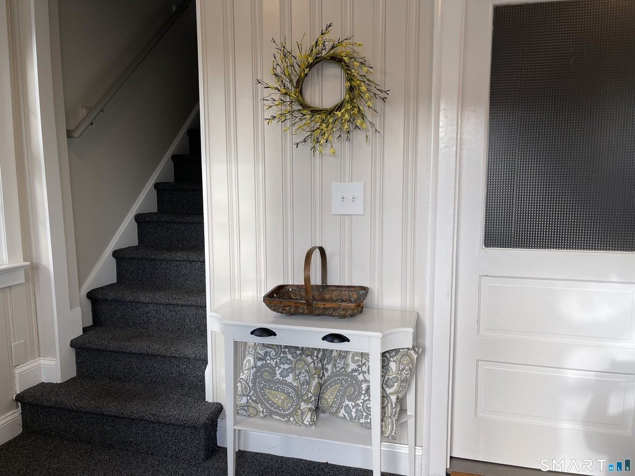 31 Ledge Ave #2 - Photo 3 of 24