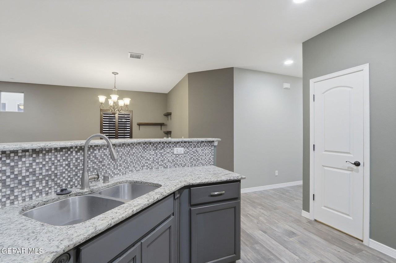 13539 Doncaster St - Photo 7 of 31