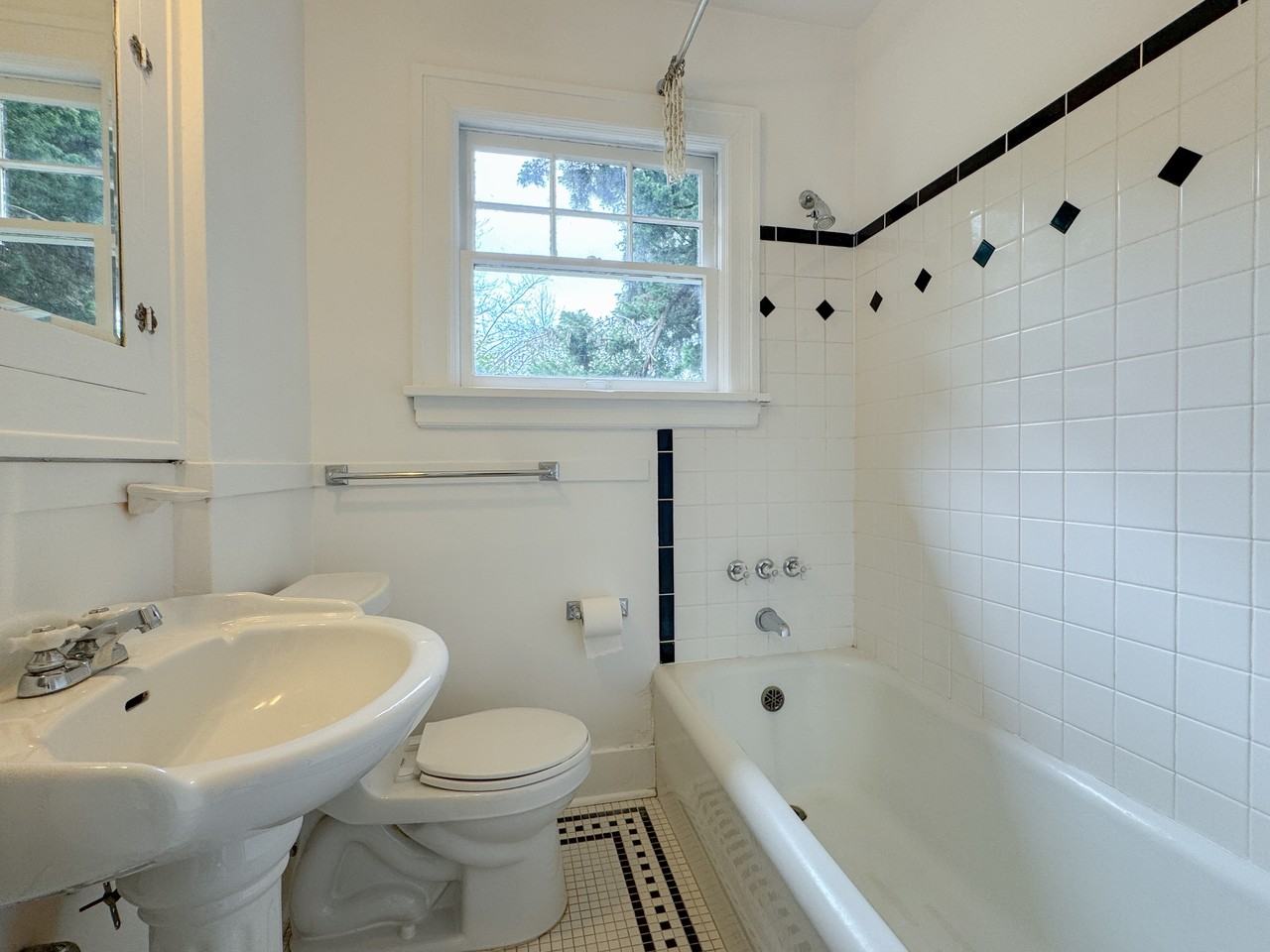 1537 Valentine Pl S #1 - Photo 5 of 18