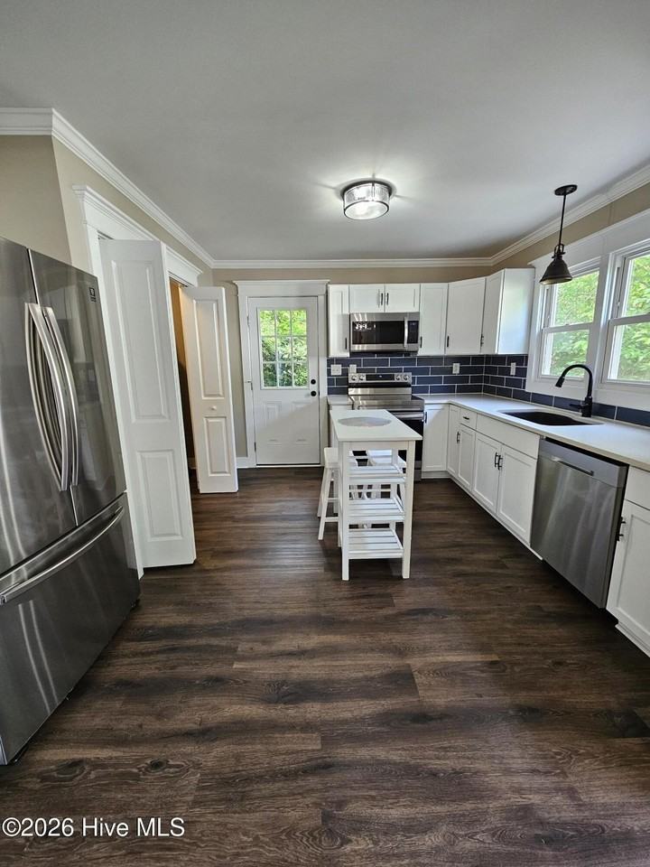 16 White Oak St - Photo 3 of 11